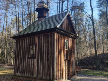 Zapraszamy na zimowe spacery do Lasu Łagiewnickiego - Kapliczka pw. św. Rocha i Sebastiana fot. O PKWŁ, 